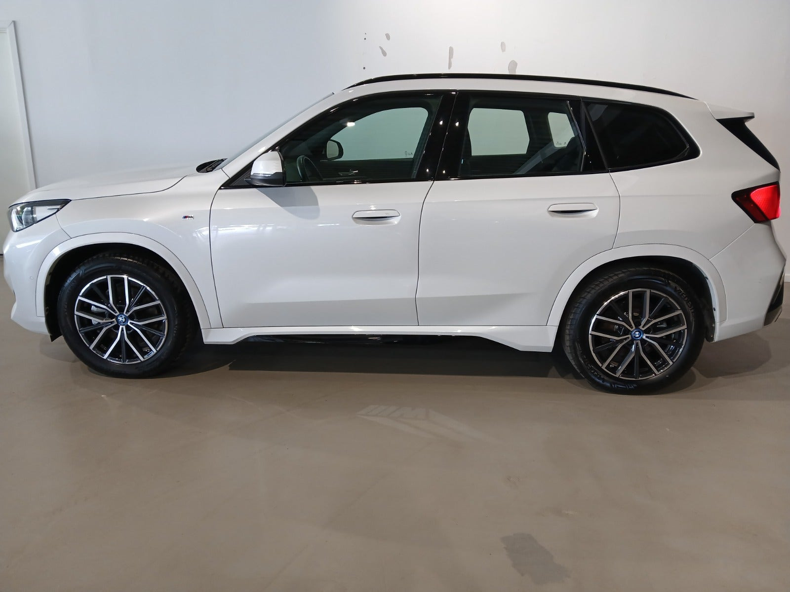 Hvid BMW iX1 fra 2025