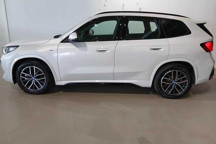 Hvid BMW iX1 fra 2025