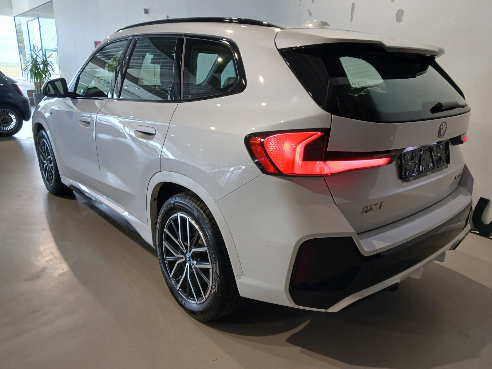 Hvid BMW iX1 fra 2025