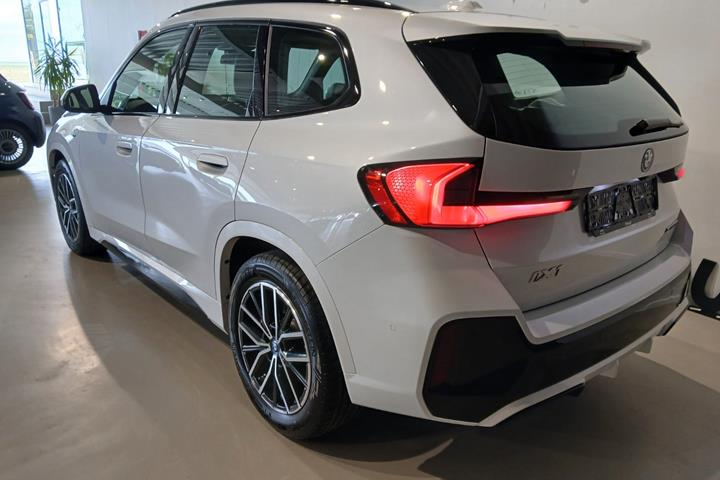 Hvid BMW iX1 fra 2025