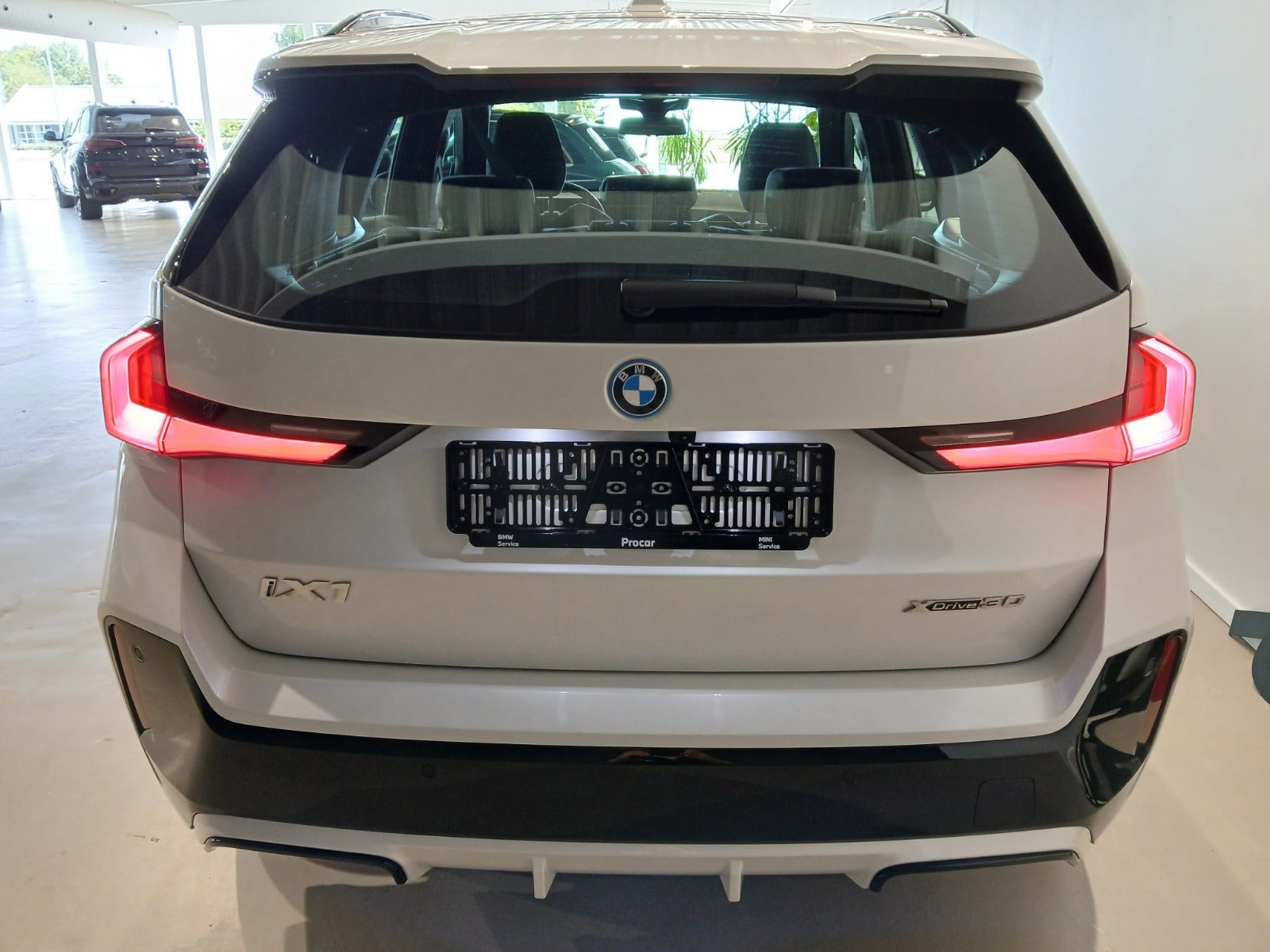 Hvid BMW iX1 fra 2025