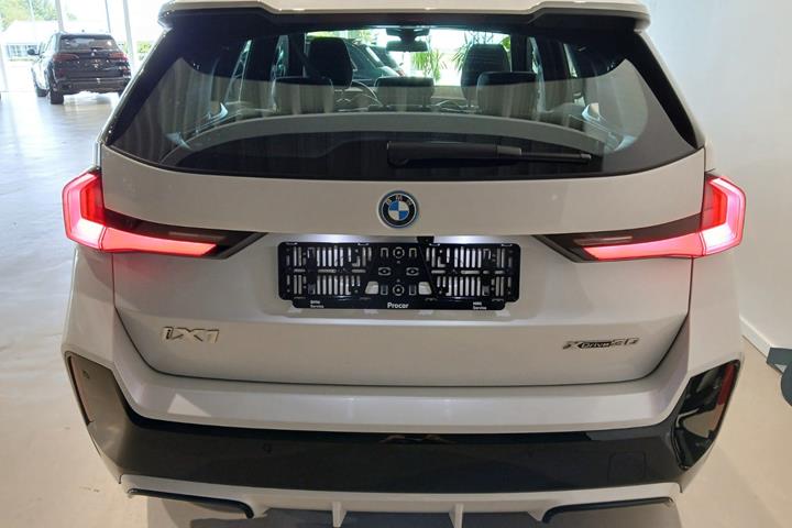 Hvid BMW iX1 fra 2025