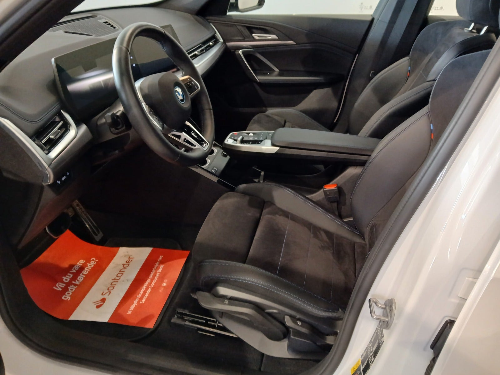 Hvid BMW iX1 fra 2025