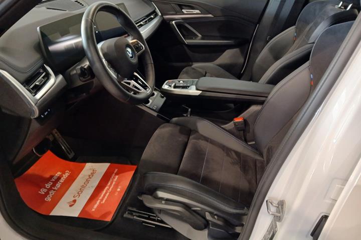 Hvid BMW iX1 fra 2025