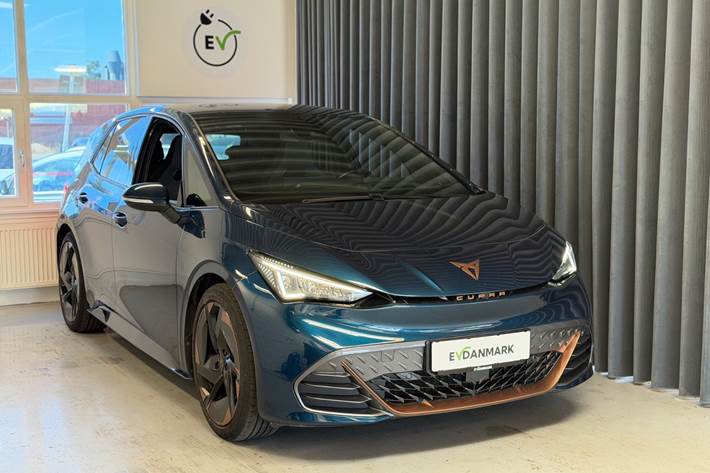 Blå Cupra Born fra 2022 set udefra