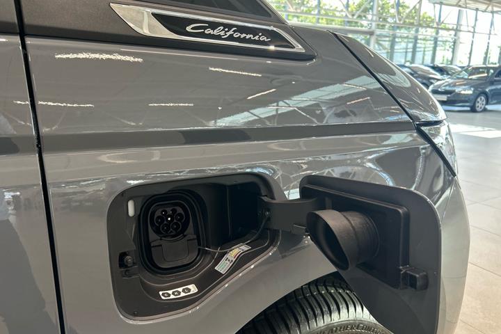 Grå VW California fra 2025