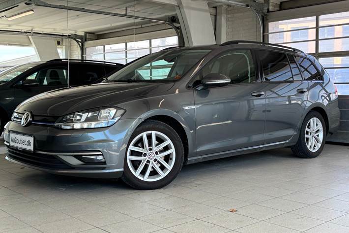 Grå VW Golf VII fra 2019