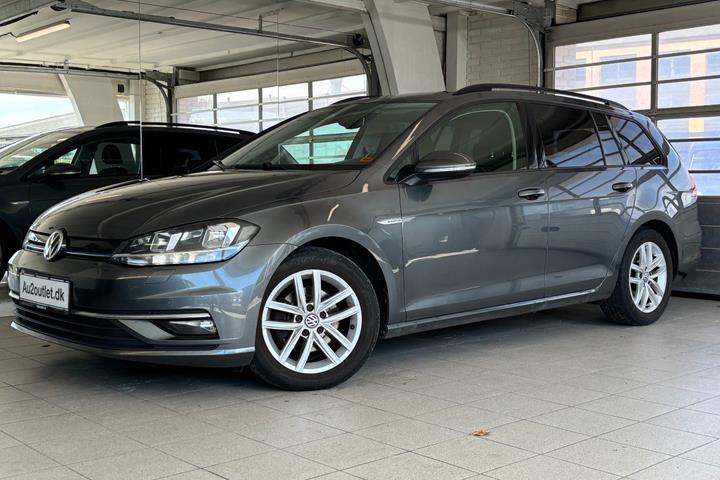 Grå VW Golf VII fra 2019 set udefra