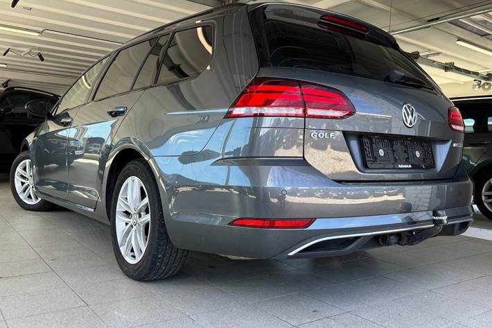 Grå VW Golf VII fra 2019