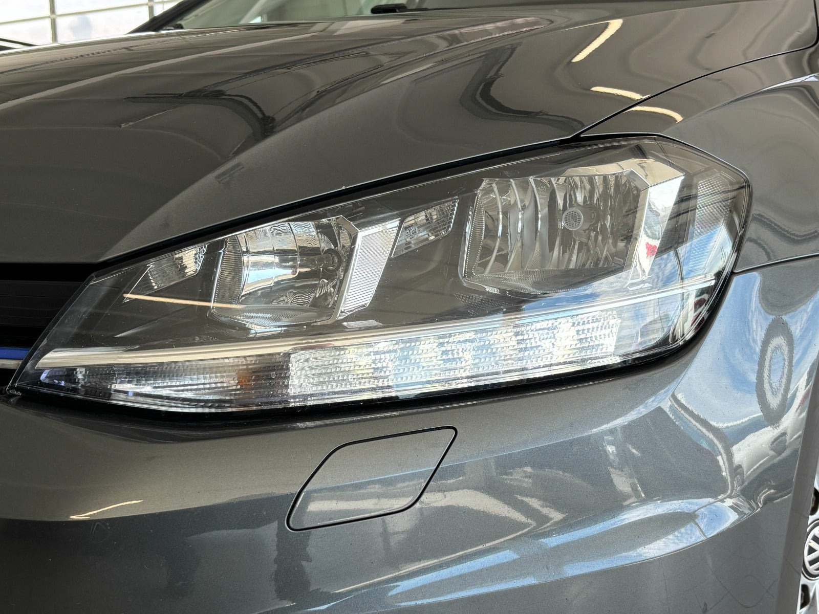Grå VW Golf VII fra 2019