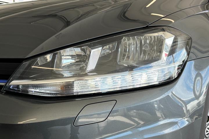 Grå VW Golf VII fra 2019