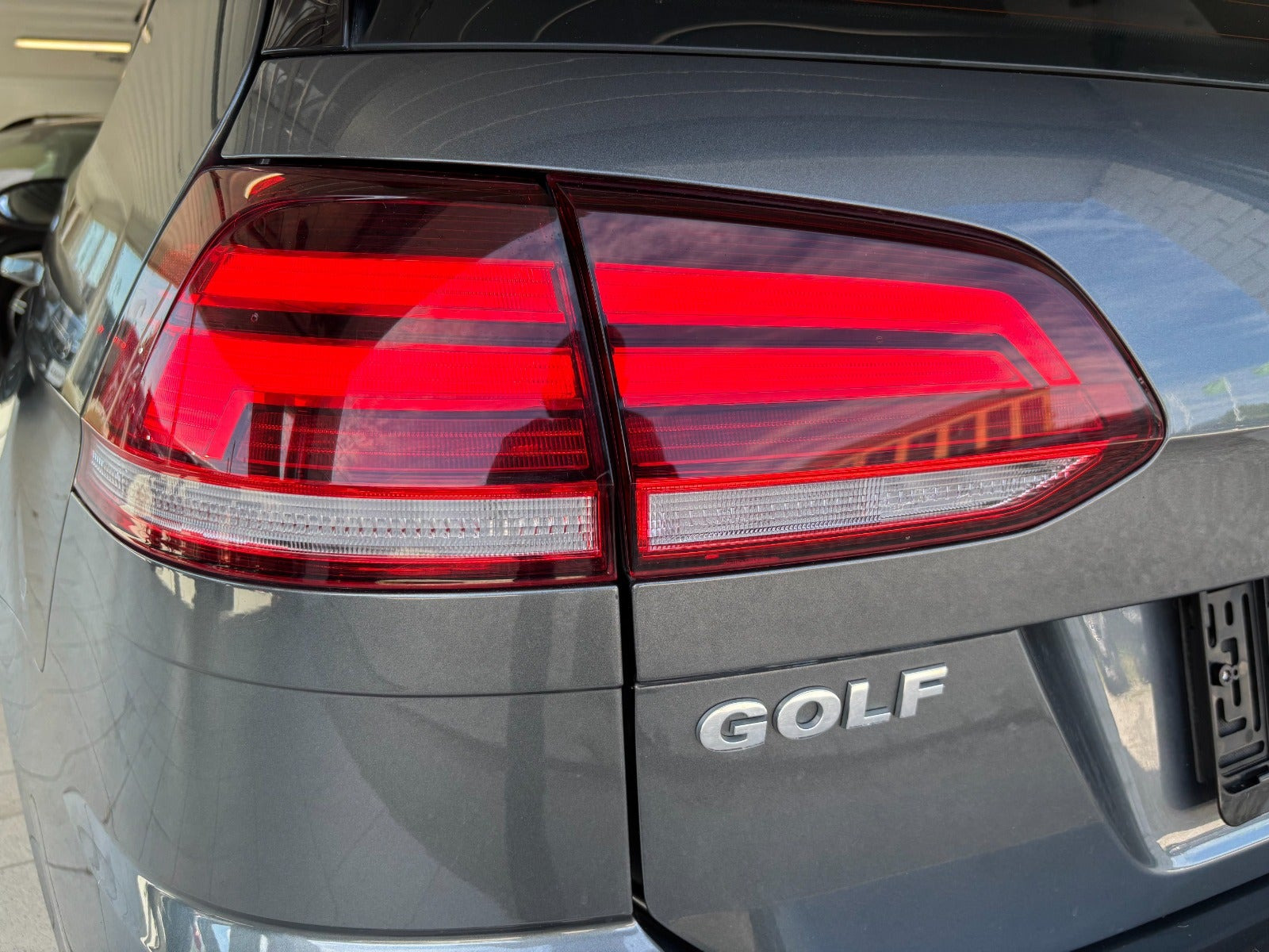 Grå VW Golf VII fra 2019
