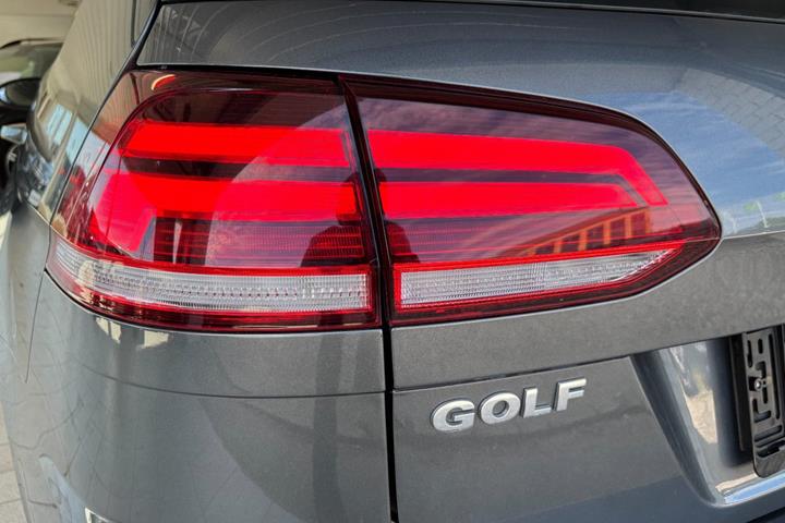Grå VW Golf VII fra 2019