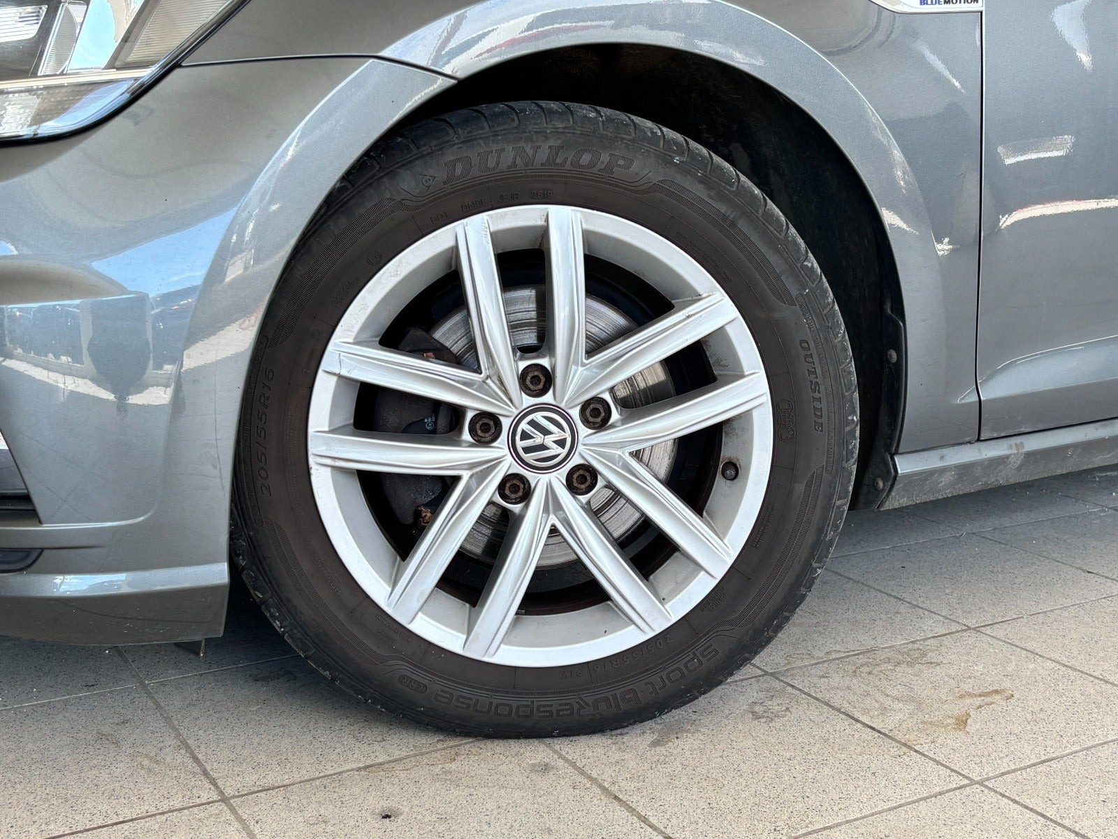 Grå VW Golf VII fra 2019