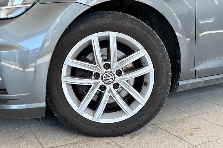 Grå VW Golf VII fra 2019