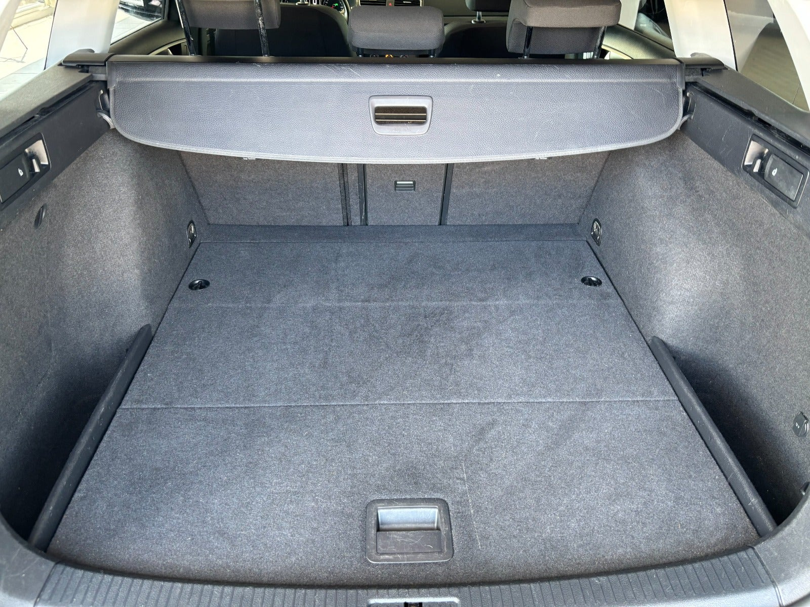 Grå VW Golf VII fra 2019