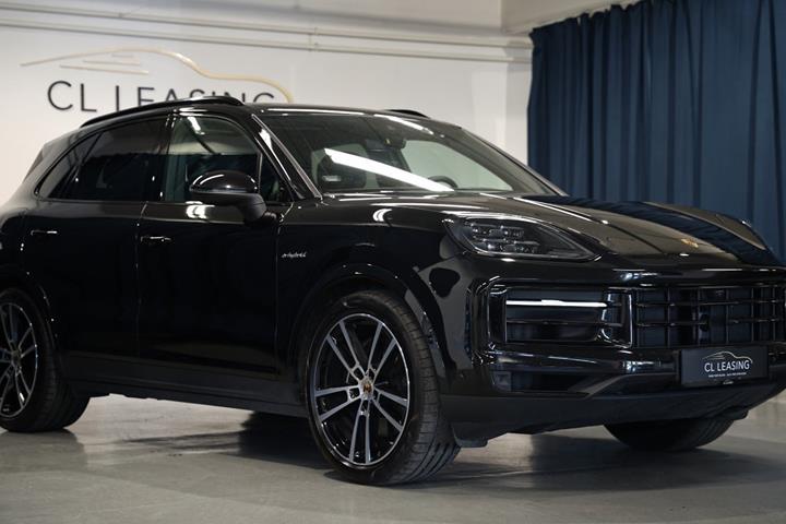 Sort Porsche Cayenne fra 2025 set udefra