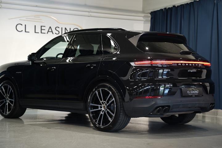 Sort Porsche Cayenne fra 2025