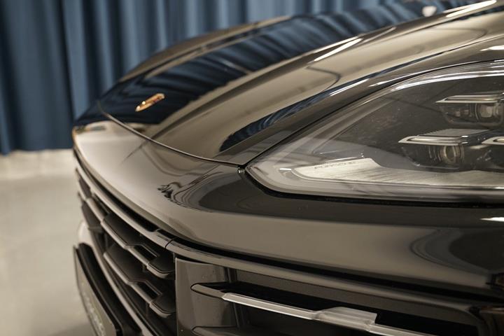 Sort Porsche Cayenne fra 2025