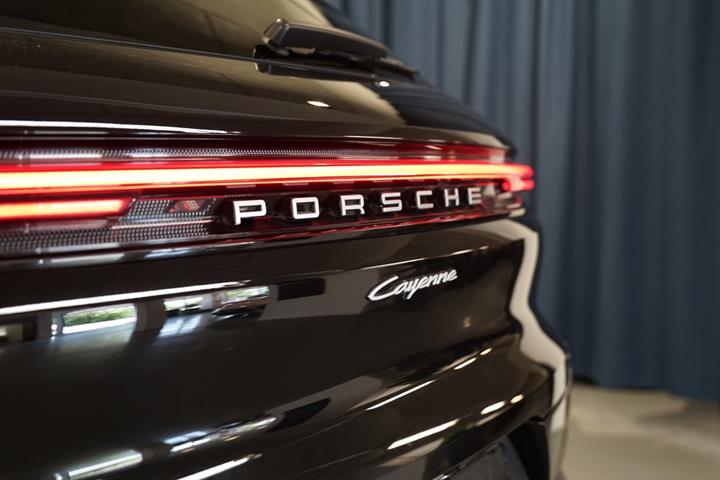 Sort Porsche Cayenne fra 2025