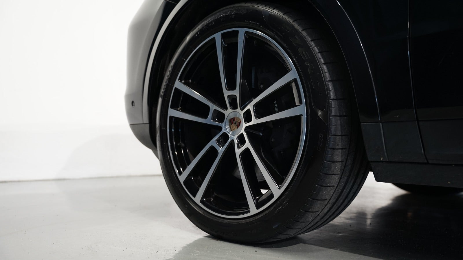 Sort Porsche Cayenne fra 2025