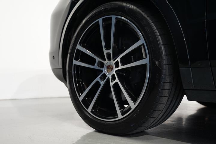 Sort Porsche Cayenne fra 2025