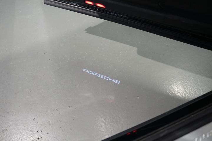Sort Porsche Cayenne fra 2025