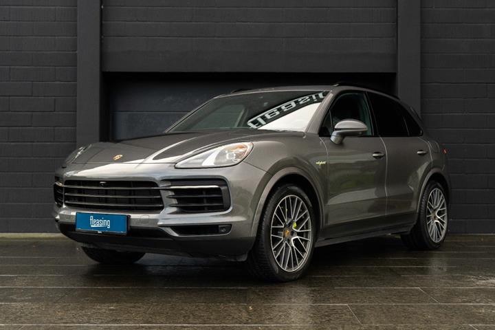 Grå Porsche Cayenne fra 2018 set udefra