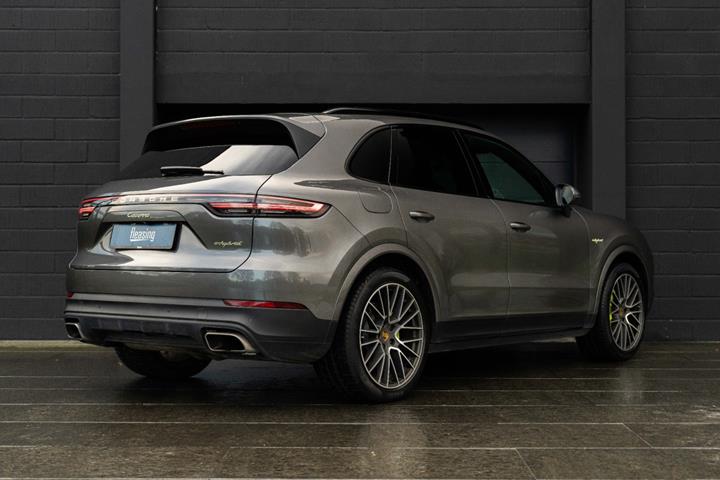 Grå Porsche Cayenne fra 2018