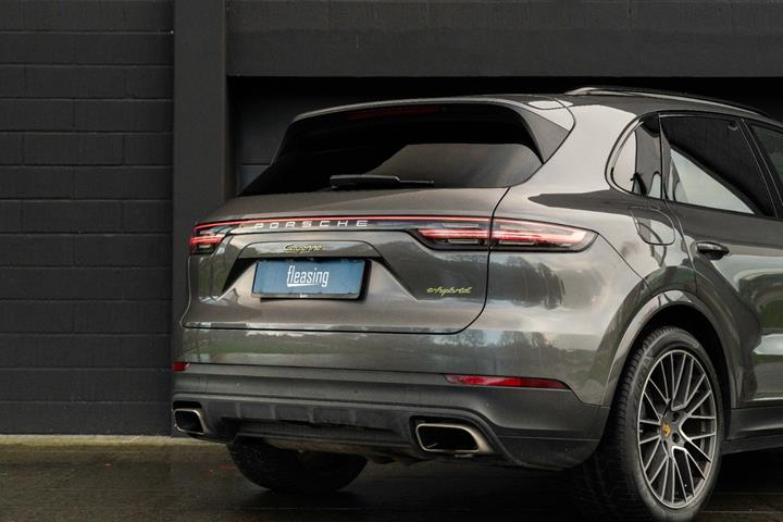 Grå Porsche Cayenne fra 2018