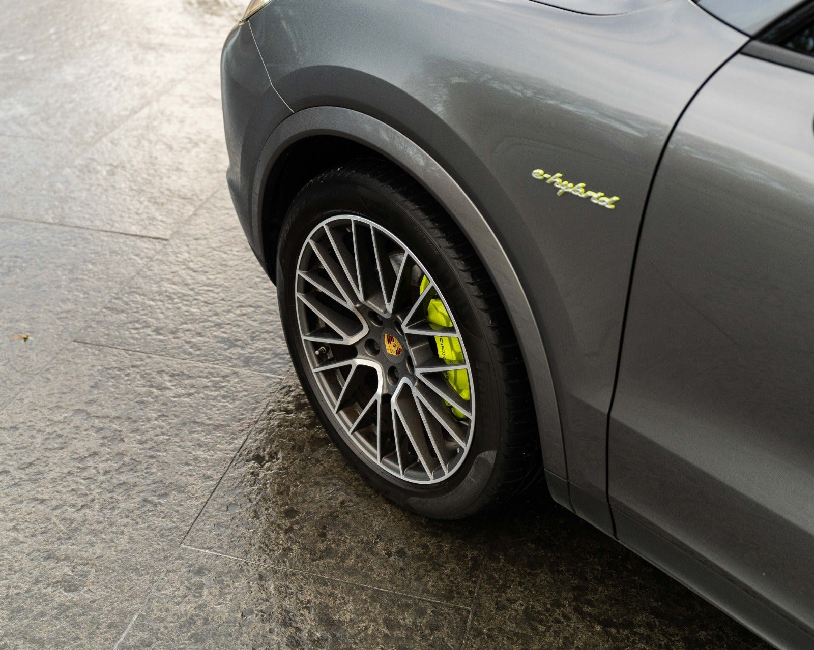 Grå Porsche Cayenne fra 2018