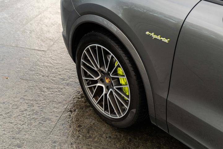 Grå Porsche Cayenne fra 2018