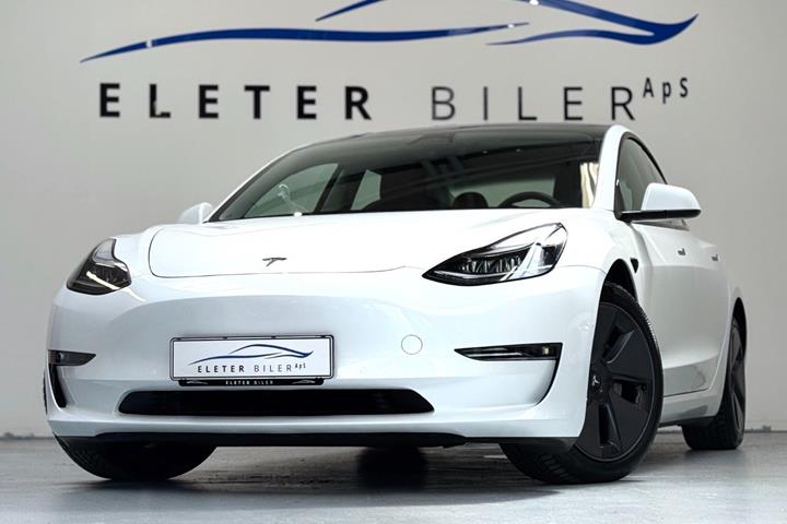 Hvid Tesla Model 3 fra 2020 set udefra