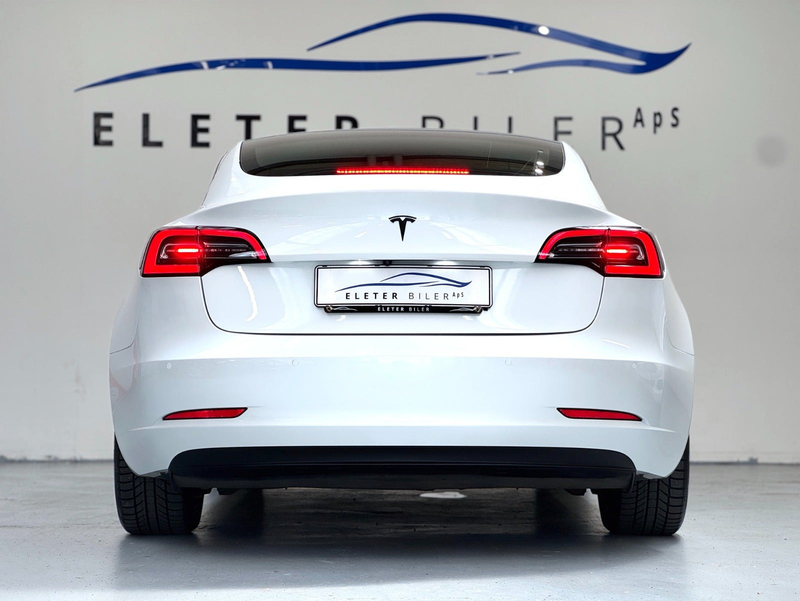 Hvid Tesla Model 3 fra 2020