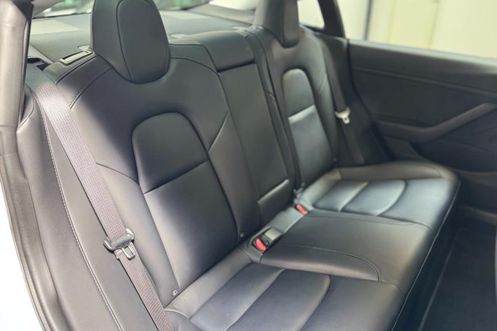 Hvid Tesla Model 3 fra 2020
