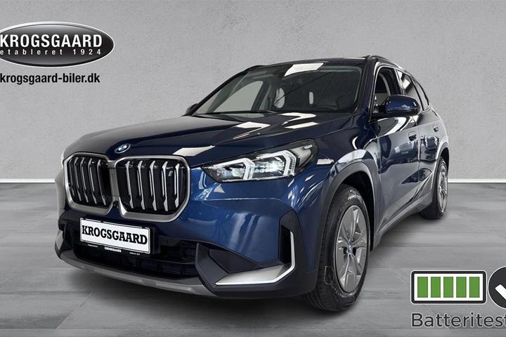 Blå BMW iX1 fra 2023 set udefra