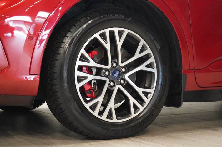 Rød Ford Kuga fra 2020