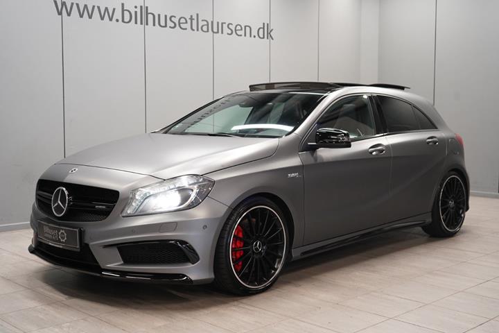 Grå Mercedes A45 fra 2015 set udefra