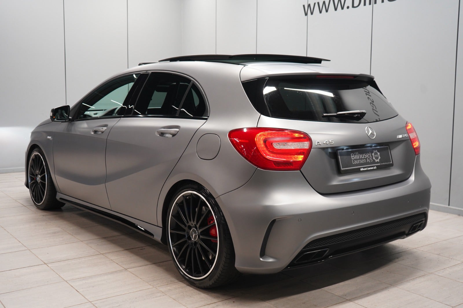 Grå Mercedes A45 fra 2015
