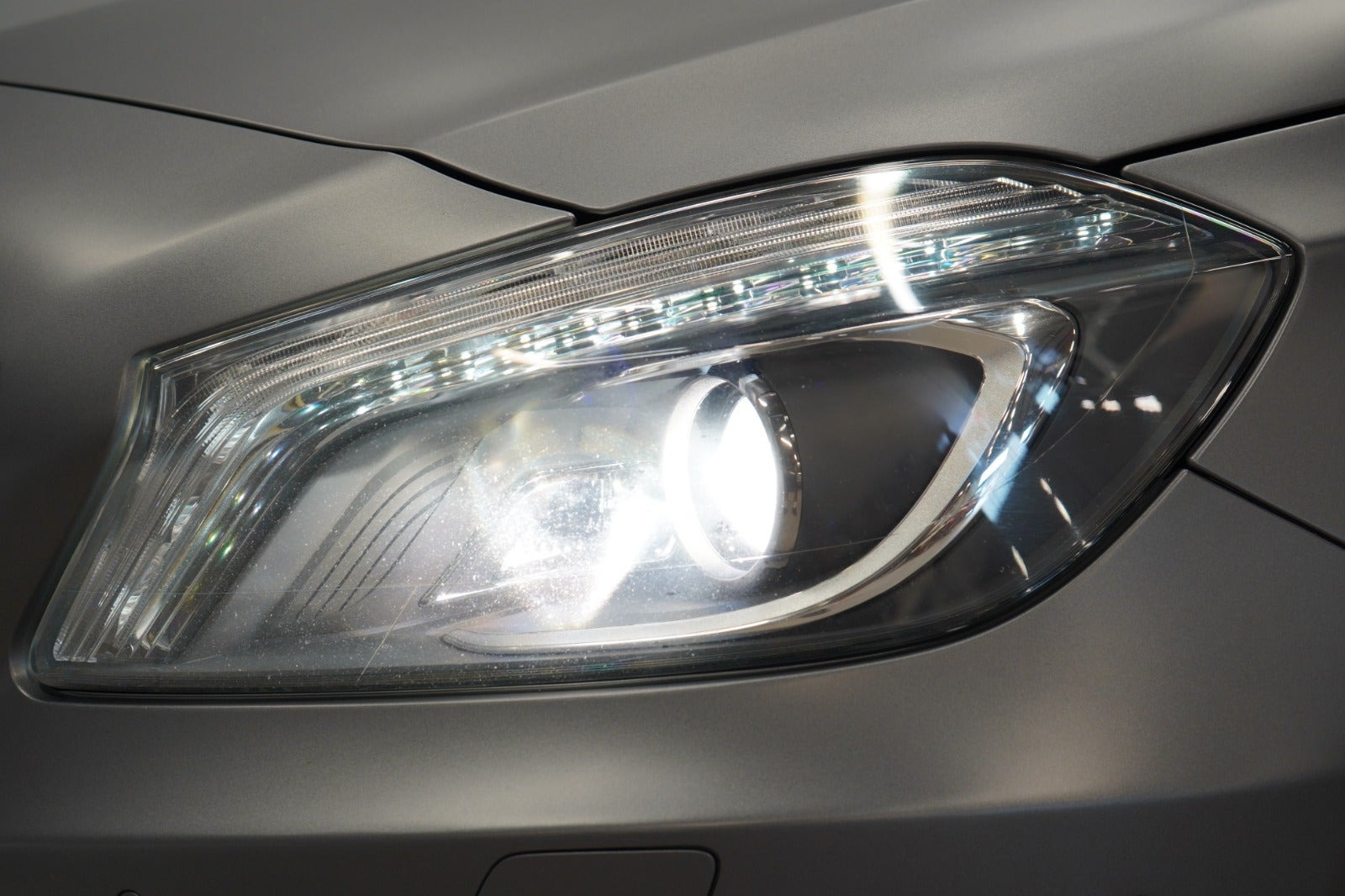 Grå Mercedes A45 fra 2015