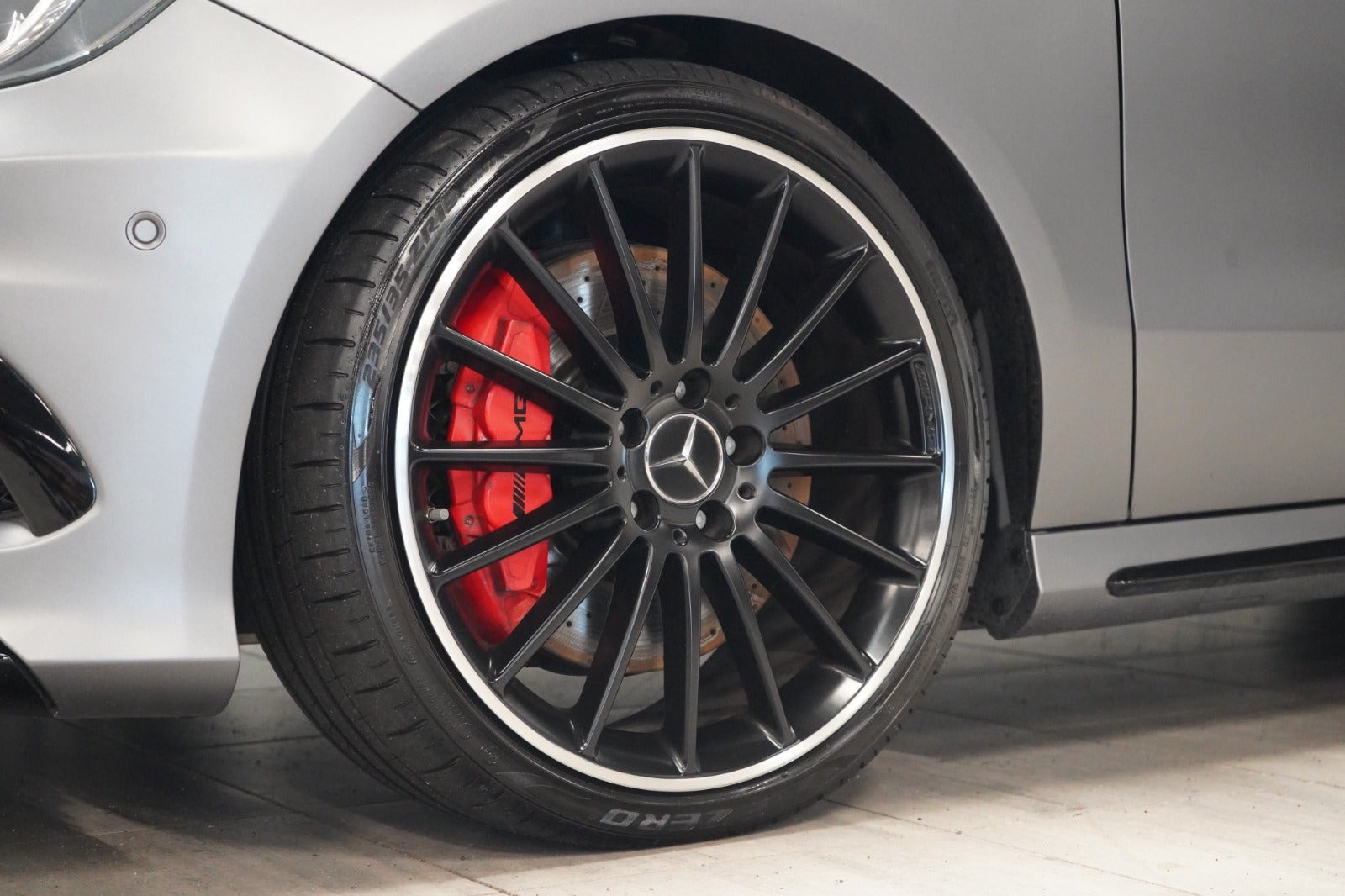 Grå Mercedes A45 fra 2015