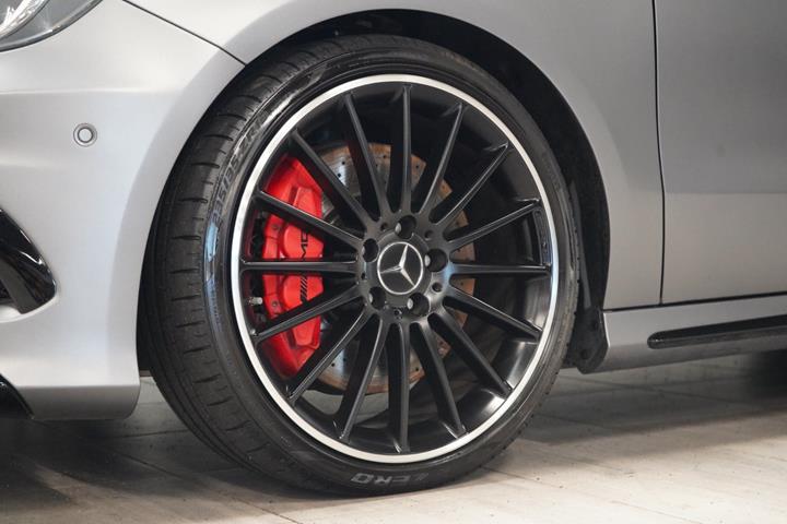 Grå Mercedes A45 fra 2015