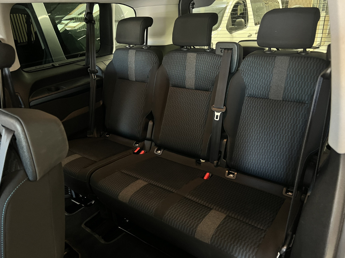 Hvid Peugeot e-Traveller fra 2021