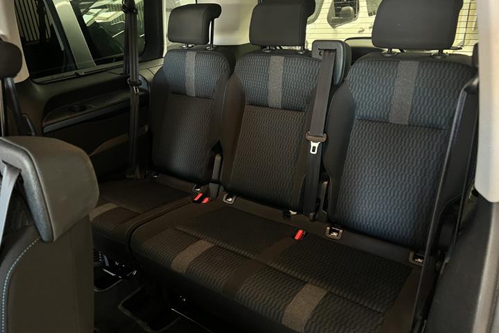Hvid Peugeot e-Traveller fra 2021