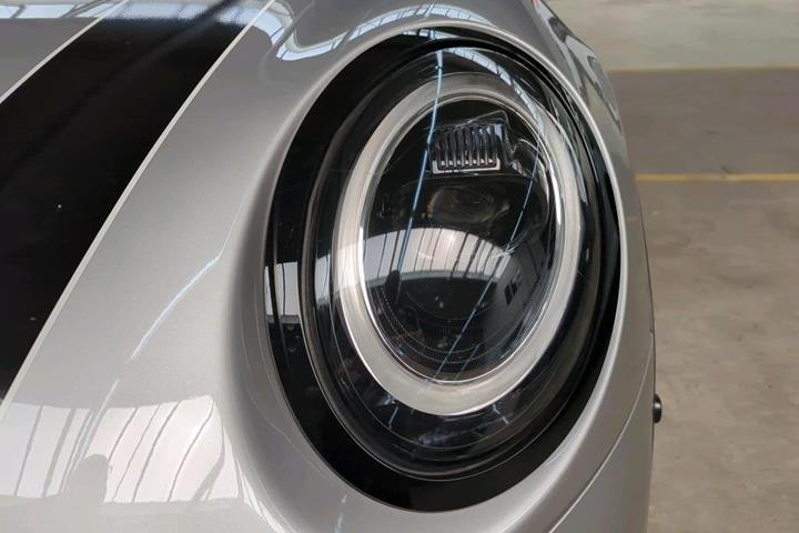 Sølv Mini Cooper SE fra 2023