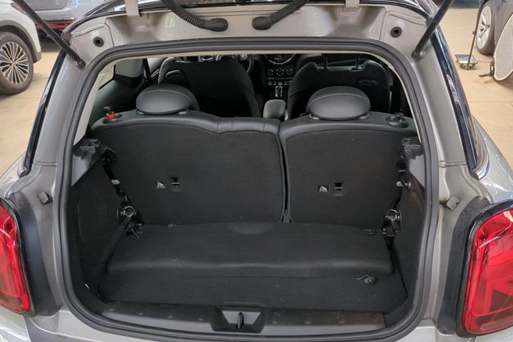 Sølv Mini Cooper SE fra 2023