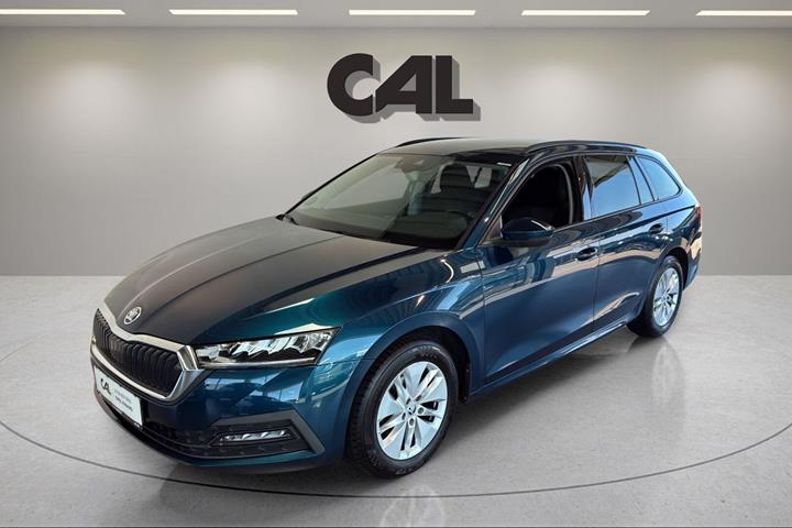 Blå Skoda Octavia fra 2021 set udefra