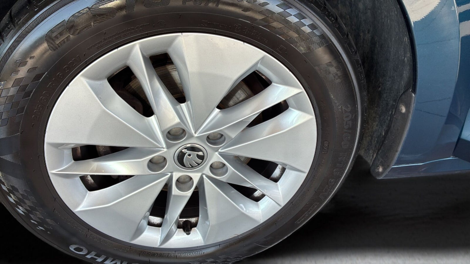 Blå Skoda Octavia fra 2021