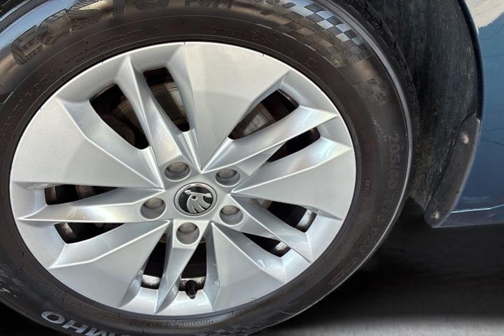Blå Skoda Octavia fra 2021