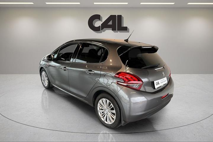 Grå Peugeot 208 fra 2019